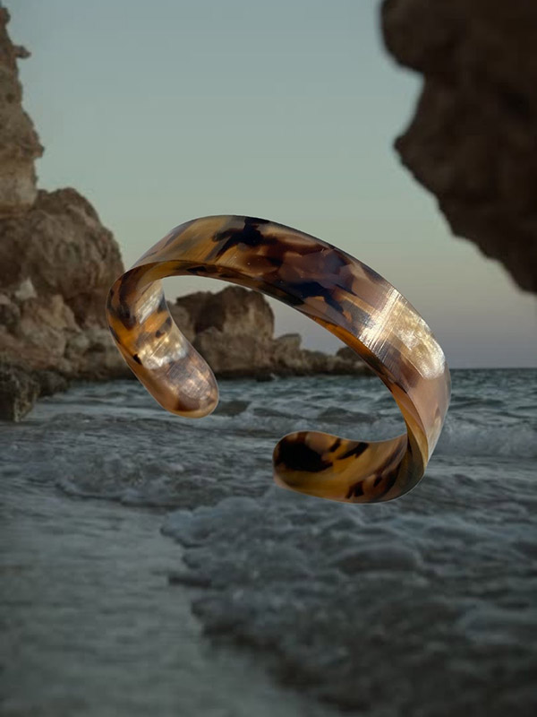 Bangle in Cellulose-Acetat of the Collection BY THE SEA