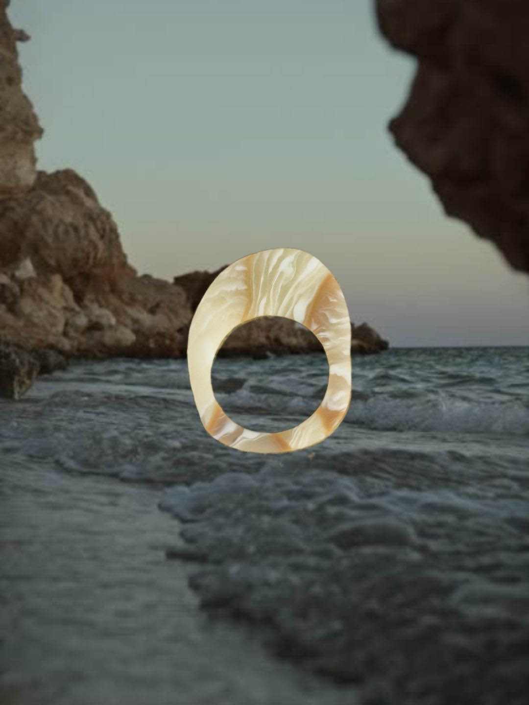 Ring in Cellulose-Acetat of the Collection BY THE SEA